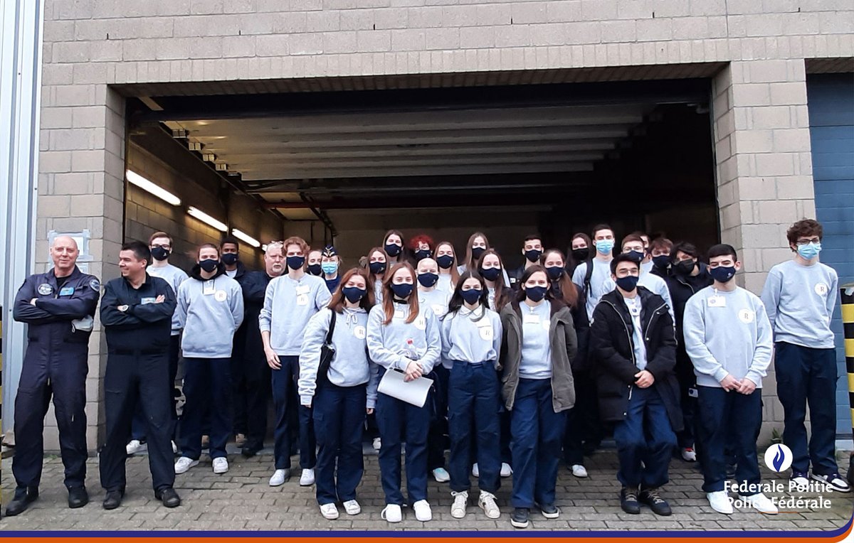 Dans le hangar de la Direction d’appui aérien à Melsbroek, les Rookies ont pu monter dans les hélicoptères et voir de près les avions Cessna. Un bon moyen de comprendre comment la Police Fédérale traque les criminels et sauve des vies.
#TheRookies