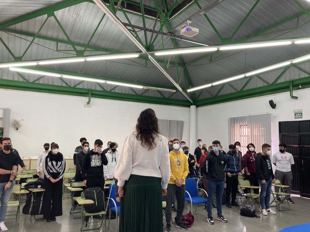 s_rentero's tweet photo. Taller de Herramientas de Empoderamiento Personal de la mano de las técnicos de empleo de @SAEmpleo de Roquetas de Mar para alumnado de Ciclos Formativos en el @IESaguadulce. Jornadas Oriéntate 2022.@EducaAnd @FPAndaluza https://t.co/3NxkPwUd0F