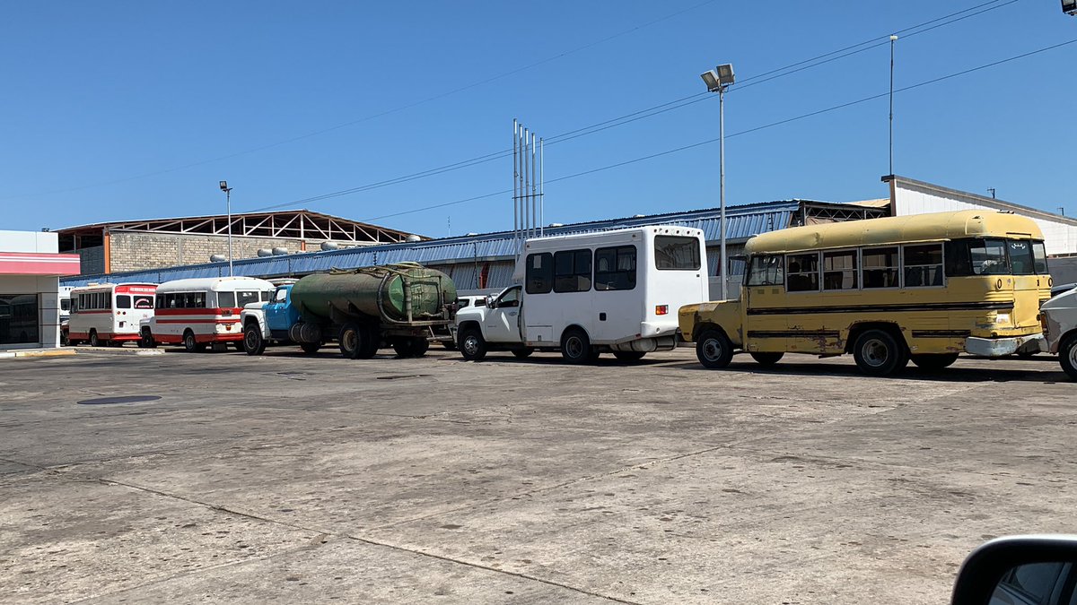 perezjilda's tweet photo. @manuelrosalesg como puede ser qué luego de una hora de espera solo permiten entrar 5 carros a la estación de servicio para poner gas y este así!!! https://t.co/R858S35FEj