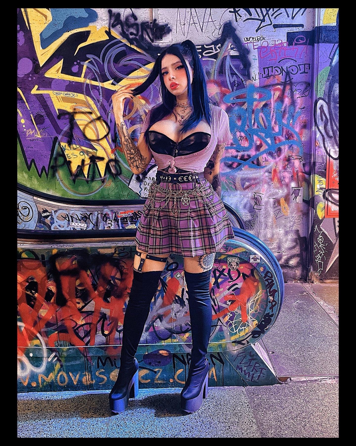 TW Pornstars - 2 pic. Hana Senpai. Twitter. Amando estos colores 💜 su senpai vuelve a salir se