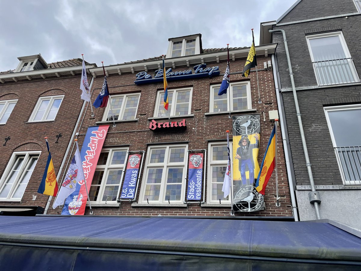 Tösse 19:11 en 23:11 steit De Naate Raaf venaovend veur/in De Blauw Trap, Zoépkoel. Kôm efkes naeve en laup ritueel de trap aaf, de vastelaovend in! Joeks, jakker &amp; jen! (En raege)