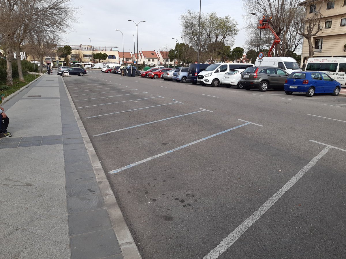 chocoflint's tweet photo. 15 minutos después ya ha recogido todo el mundo a sus hijos y nadie necesita aparcar donde no es debido. Además había un acuerdo verbal para que los padres pudieran estacionar 10 minutos antes y 10 después de la hora de salida https://t.co/zY85zr2iGf