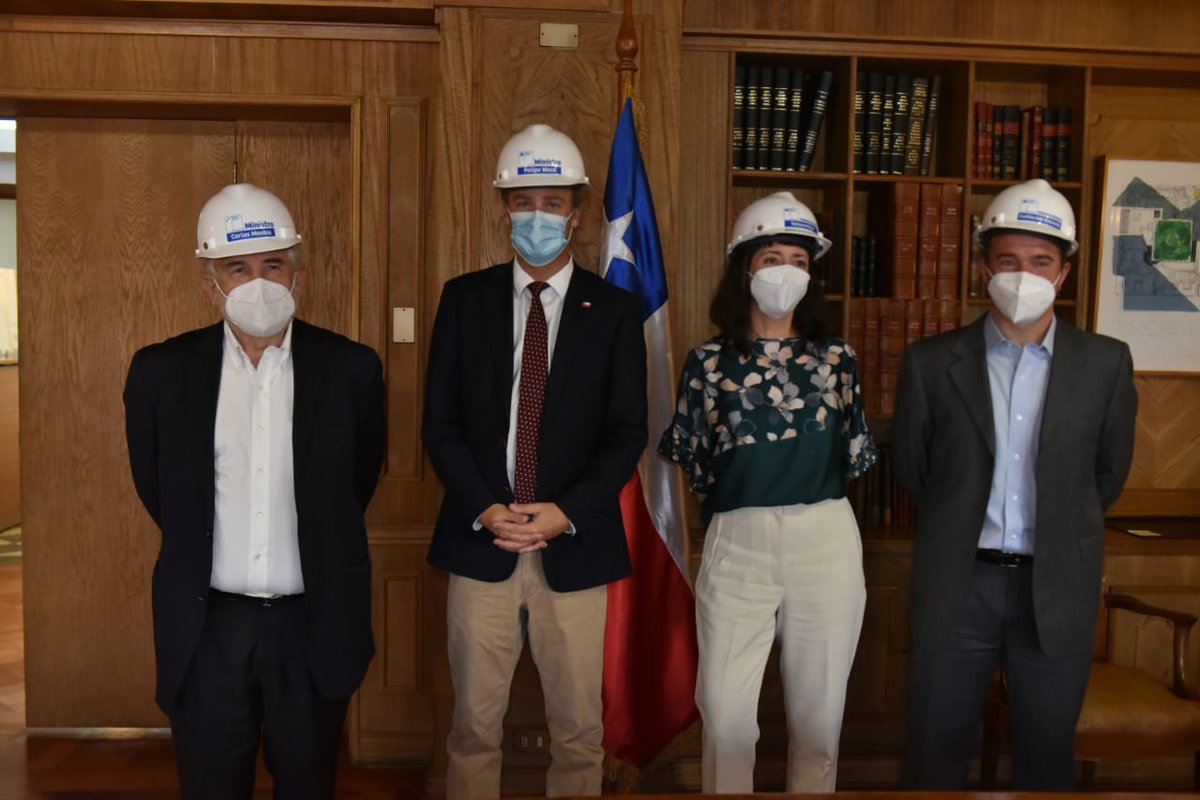 FelipeWard's tweet photo. Tuvimos una gran reunión con @carlosmontestwt y @tatirojasleiva, futuras autoridades @Minvu. Abordamos lo hecho en estos años y la importancia de continuar trabajando por entregarles viviendas dignas y ciudades integradas a las familias de Chile. Mucho éxito durante su gestión. https://t.co/lSan3XYC7F