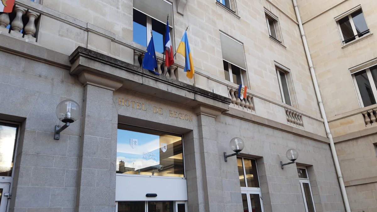 En solidarité avec le peuple ukrainien qui pleure aujourd’hui sous les bombes russes, la Maison de la Région <a href="/NvelleAquitaine/">Nouvelle-Aquitaine</a> à #Limoges s’est parée des couleurs ukrainiennes 🇺🇦 
#UkraineRussie #StandWithUkraine