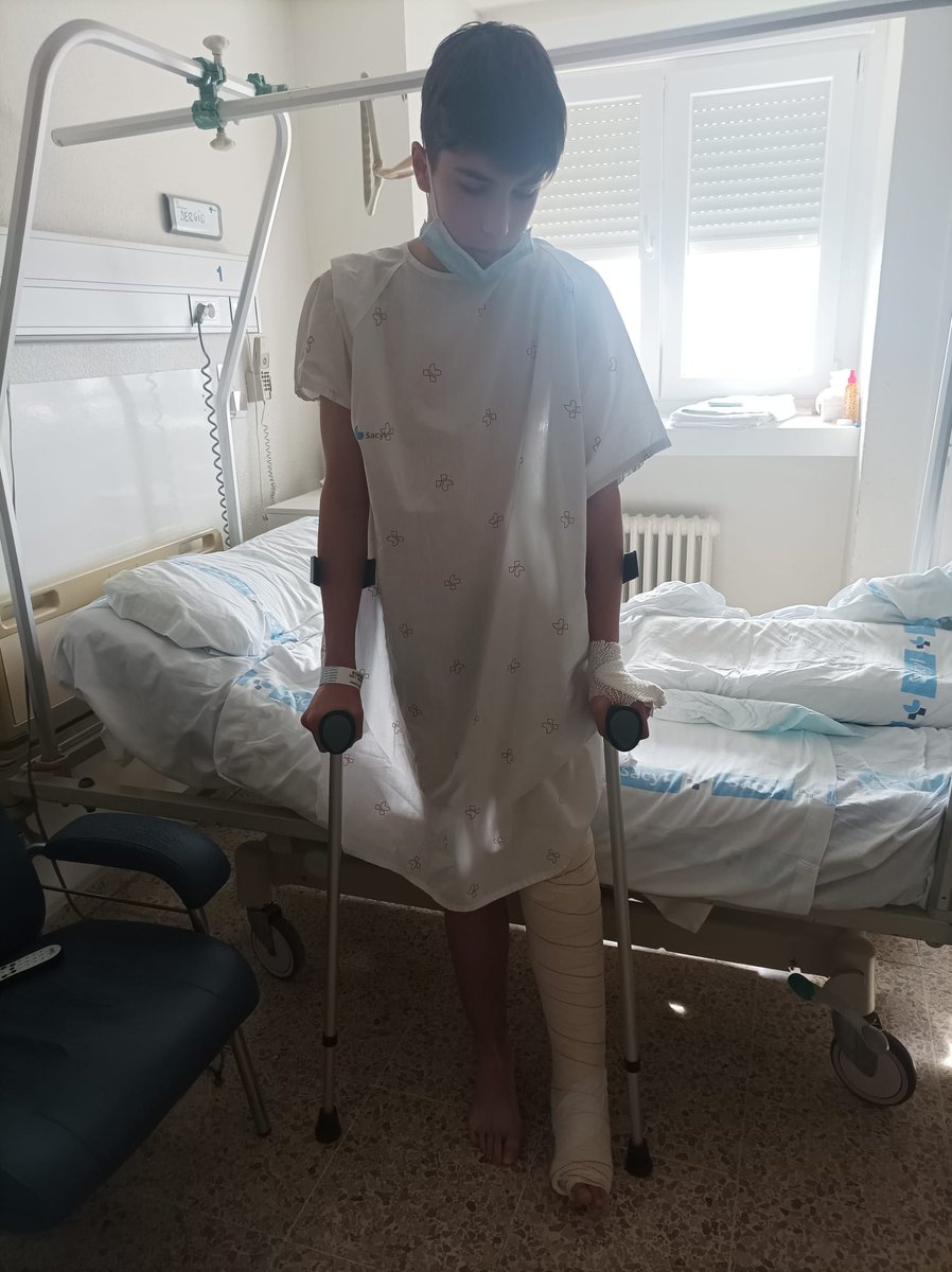 En la tarde de ayer, Sergio Pellejero, jugador del equipo Cadete, fue intervenido de los ligamentos de la rodilla tras una jugada fortuita en el partido del domingo que le tendrá alejado de los terrenos de juego unos meses. 
Te deseamos una pronta recuperación💪💚⚽️