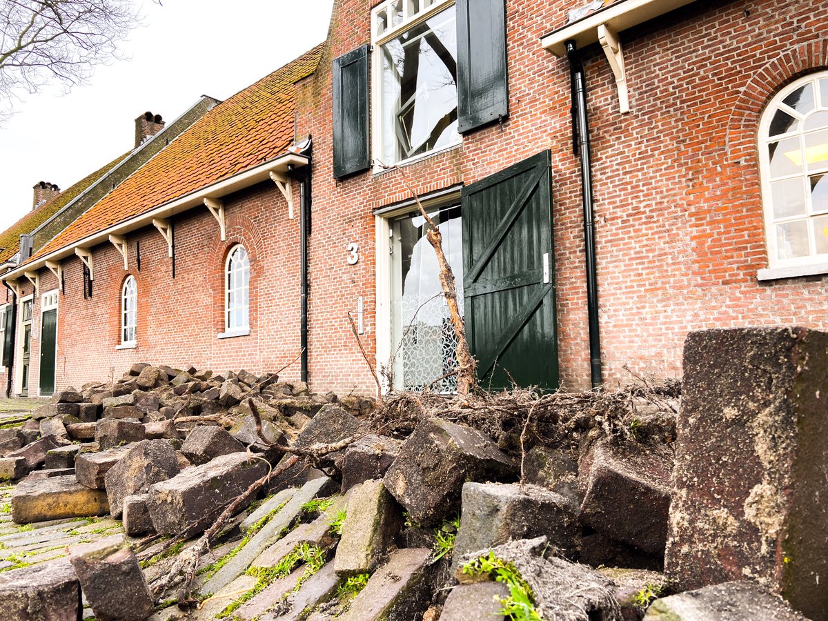 Wil iemand een klinker kopen? 🧱 Wij hebben er genoeg… Nee hoor, gekkigheid.

Ons stoepje voor ons monumentaal pand wordt deze week opnieuw gelegd. We zijn natuurlijk nog wel te bereiken, zij het met een paar hink-stap-sprongen. 

#werkaandewinkel #werkaandeweg #monumentaalpand