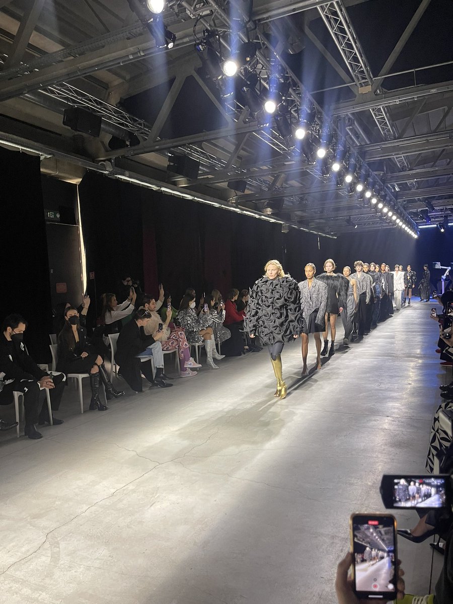 SimonaMangiante's tweet photo. Kudos to the #mfw22 for hiring a model with leg protesys . This is the type of “differences”that we imperatively need to normalize #modelling #runwaymodel #catwalker #milanofashionweek #promotingcreativity https://t.co/Hrx84tKvfU