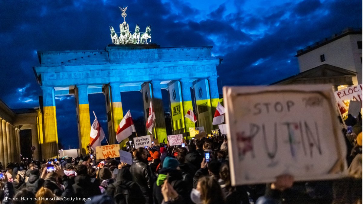 POLITICOEurope's tweet photo. In a show of solidarity with Ukraine, capitals across Europe have lit up some landmarks in the colors of the Ukrainian flag. 

📸: Brussels' Cinquantenaire Arch, Berlin's Brandenbourg Gate and Downing Street in London. https://t.co/zkF6yTkQ9d