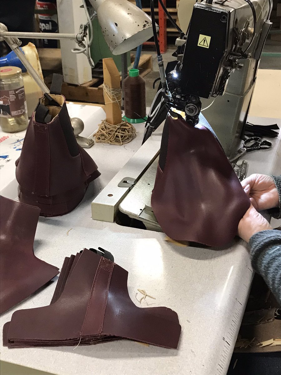 CCIGatine's tweet photo. La @CCIDeuxSevres ce soir aux côtés du @Club_Ent_Gatine en visite chez Chaussures de Gatine à Pompaire #gatine https://t.co/GGeuidq7JH