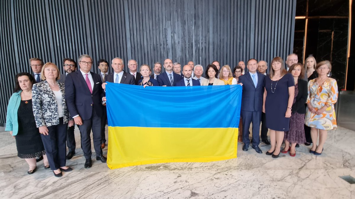 Hoy nos hemos reunido, en la Delegación de la Unión Europea 🇪🇺, los 22 #EmbajadoresUE + Embajadores de Australia, Canadá, Estados Unidos, Japón y Reino Unido con el Encargado de Negocios de Ucrania 🇺🇦. Analizamos la situación y le hemos expresado nuestra total solidaridad.