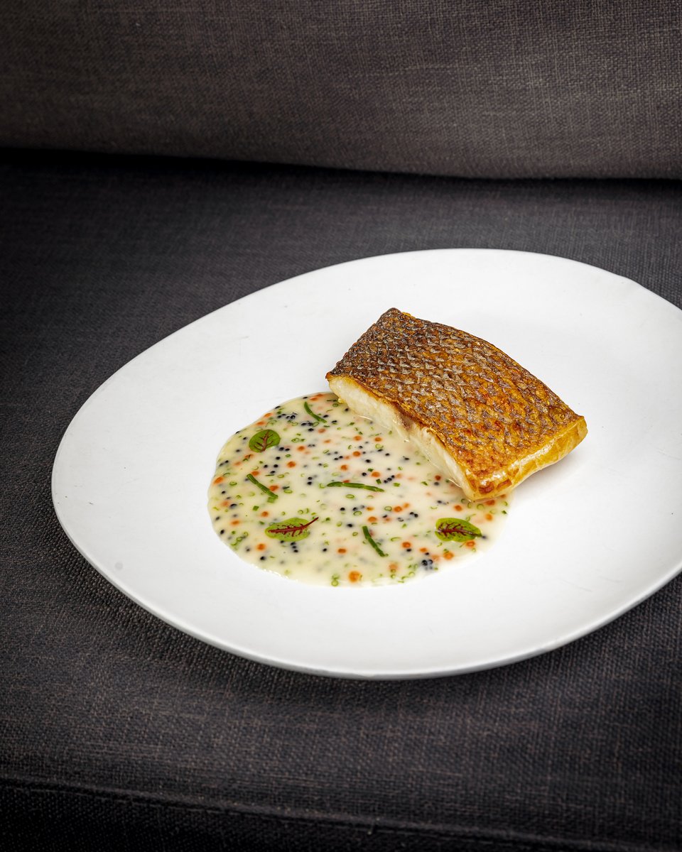 Siempre queremos brindarte lo mejor del mar. Como esta lubina en beurre blanc de huevas de pescado y cebollino ✌🏻🔥🐓🥦

RESERVAS ☎️👉🏻 bit.ly/reservaentrasto
📍 Calle Menéndez Pelayo esquina calle Santa María

#seTrasTO