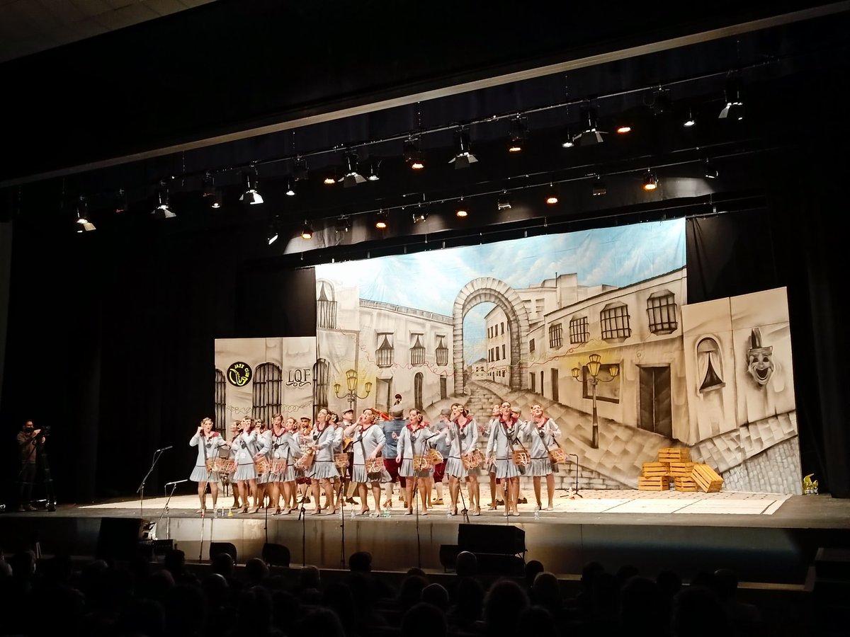 Divertida tanda de cuplés de <a href="/ComparsaLqf/">Comparsa LQF</a> "Los Que Faltaban" con referencias a la actualidad política con Villanueva y Don Benito, a sus componentes las hermanas Baez, y cómo no ¡a la bajada de telón de semifinales al cuarteto! #CarnavalTVEX🎭