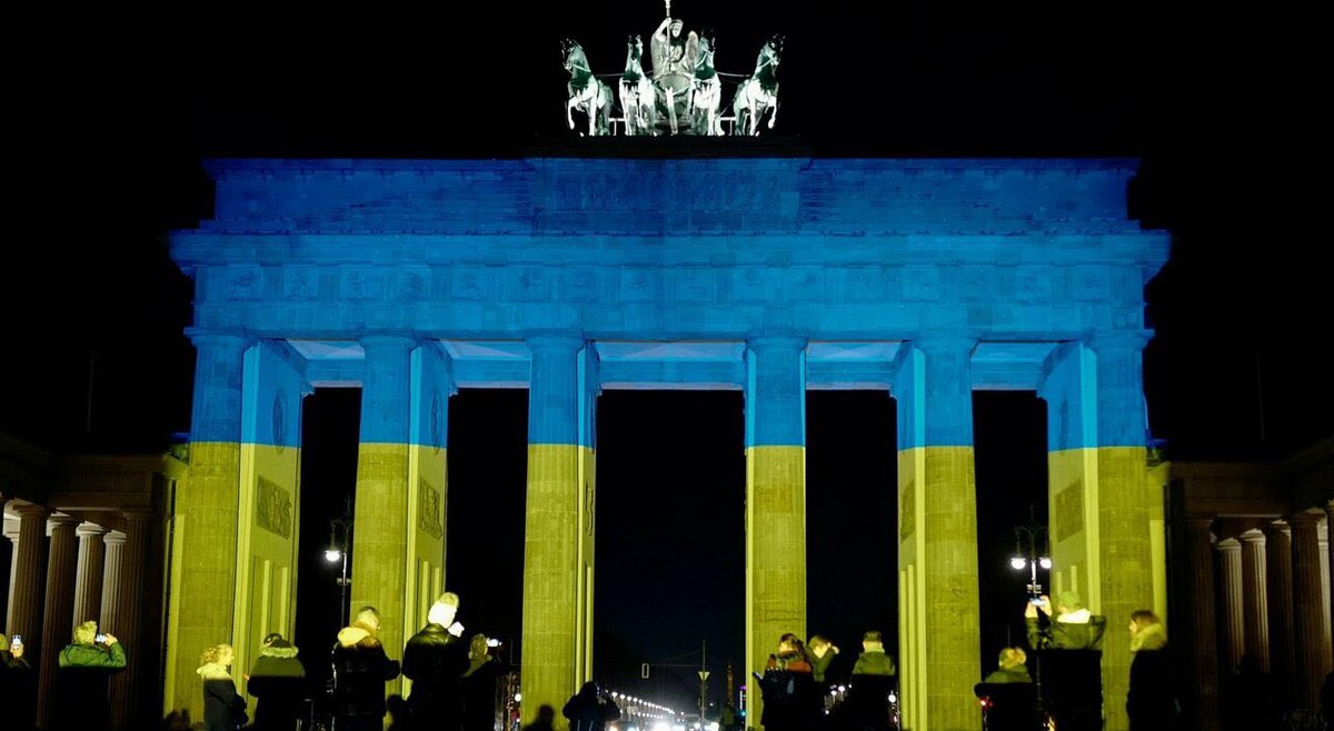 Lucignola__'s tweet photo. Solidarietà per l’Ucraina da parte di tutto il mondo. 🇺🇦

Perché è così che deve essere. 

#RussiaUkraineConflict https://t.co/CJHAzNid1P