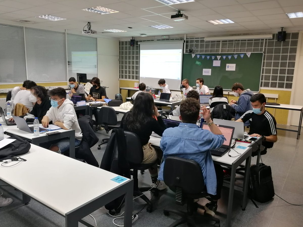 etse_usc's tweet image. os equipos de enx. informática seguen aquí competindo duramente no #googlehashcode #informaticaUSC 👩💻👨💻🧑💻