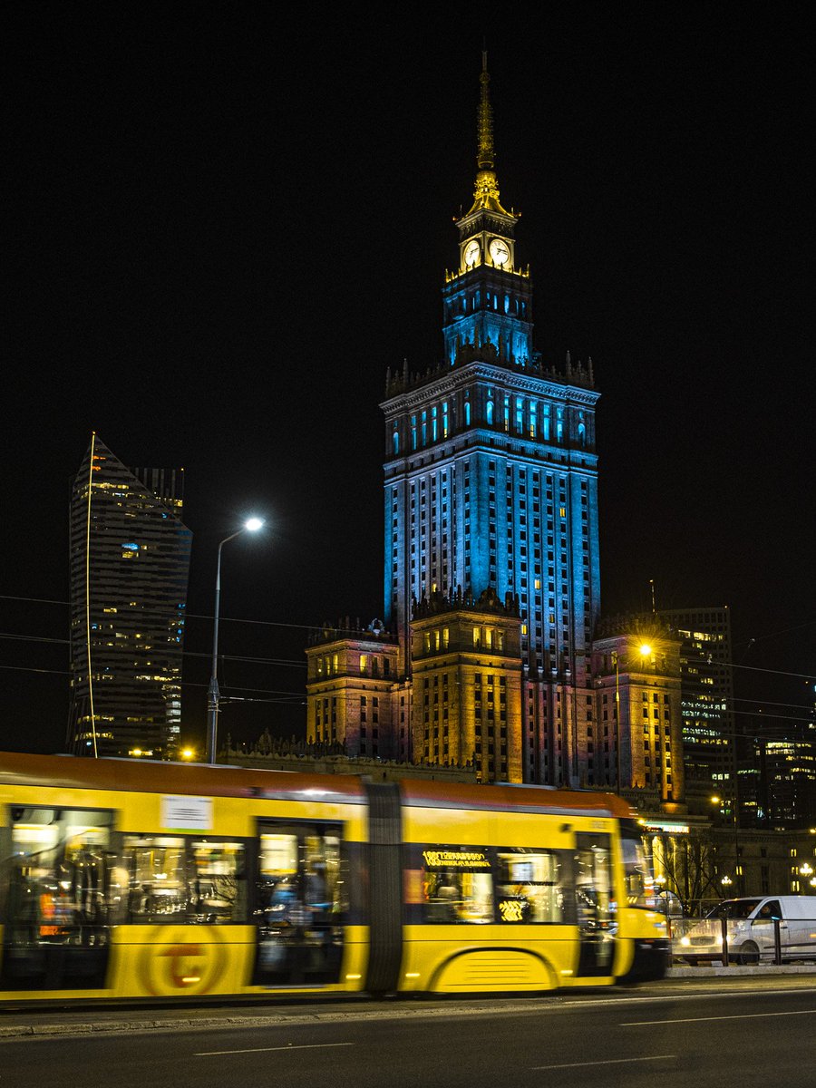 trzaskowski_'s tweet photo. Dziś i przez kolejne dni @PalacKultury będzie podświetlony w barwach flagi Ukrainy 🇺🇦 W ten symboliczny sposób @warszawa będzie codziennie przypominać o solidarności z naszymi sąsiadami, którzy padli ofiarą rosyjskiej agresji. #StandWithUkraine https://t.co/s67NFxHz6p