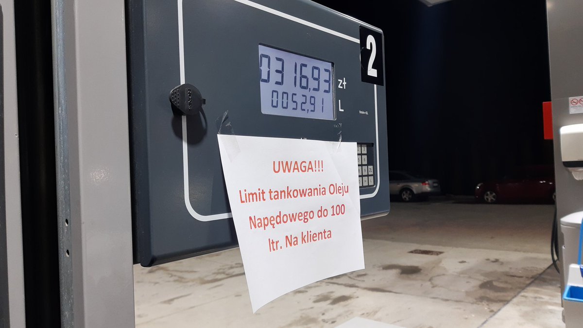 TereskaGut's tweet photo. Stacja w Przemyślu. Benzyny brak. Kiedy będzie? Sprzedawcy nie potrafią odpowiedzieć. Mieszkańcy jednak stoją w kolejce. https://t.co/JBVQo5UF4H