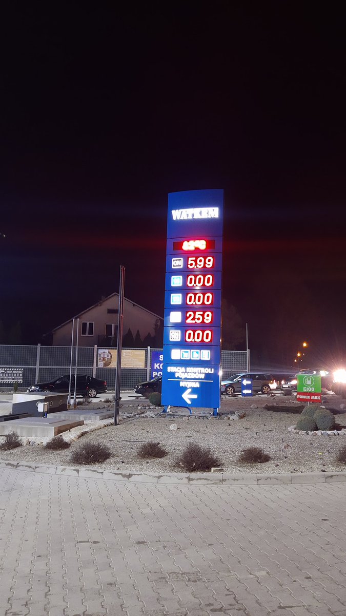 TereskaGut's tweet photo. Stacja w Przemyślu. Benzyny brak. Kiedy będzie? Sprzedawcy nie potrafią odpowiedzieć. Mieszkańcy jednak stoją w kolejce. https://t.co/JBVQo5UF4H