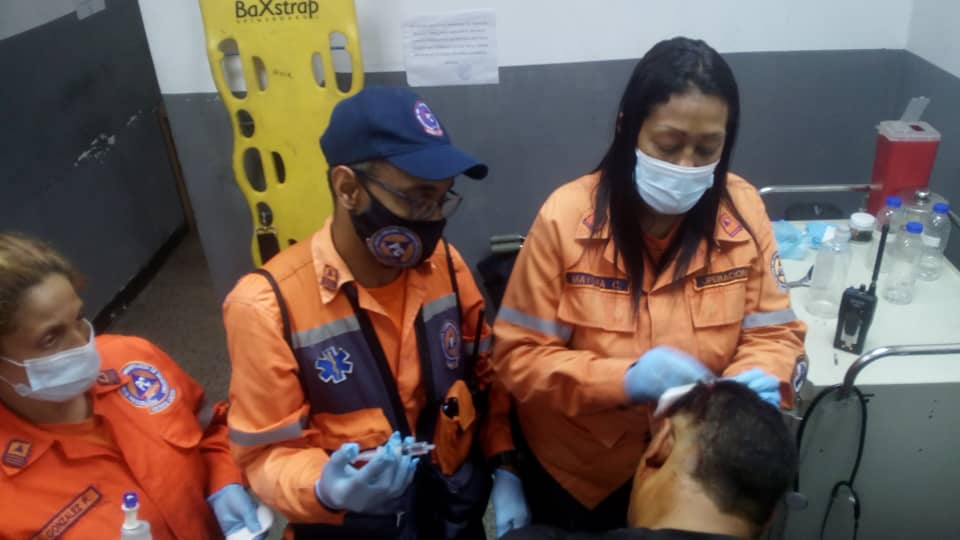 PCCAPITAL's tweet photo. 🧡💙En nuestra sede #PCCapital se realizó atención primaria, cuidadano que presentaba traumatismo cráneo encefálico y contractura muscular.
Nuestro personal de Pre- Hospitalaria Prestos y Dispuestos!
#SoloQueremosSalvarVidas https://t.co/YSZpsjokDK