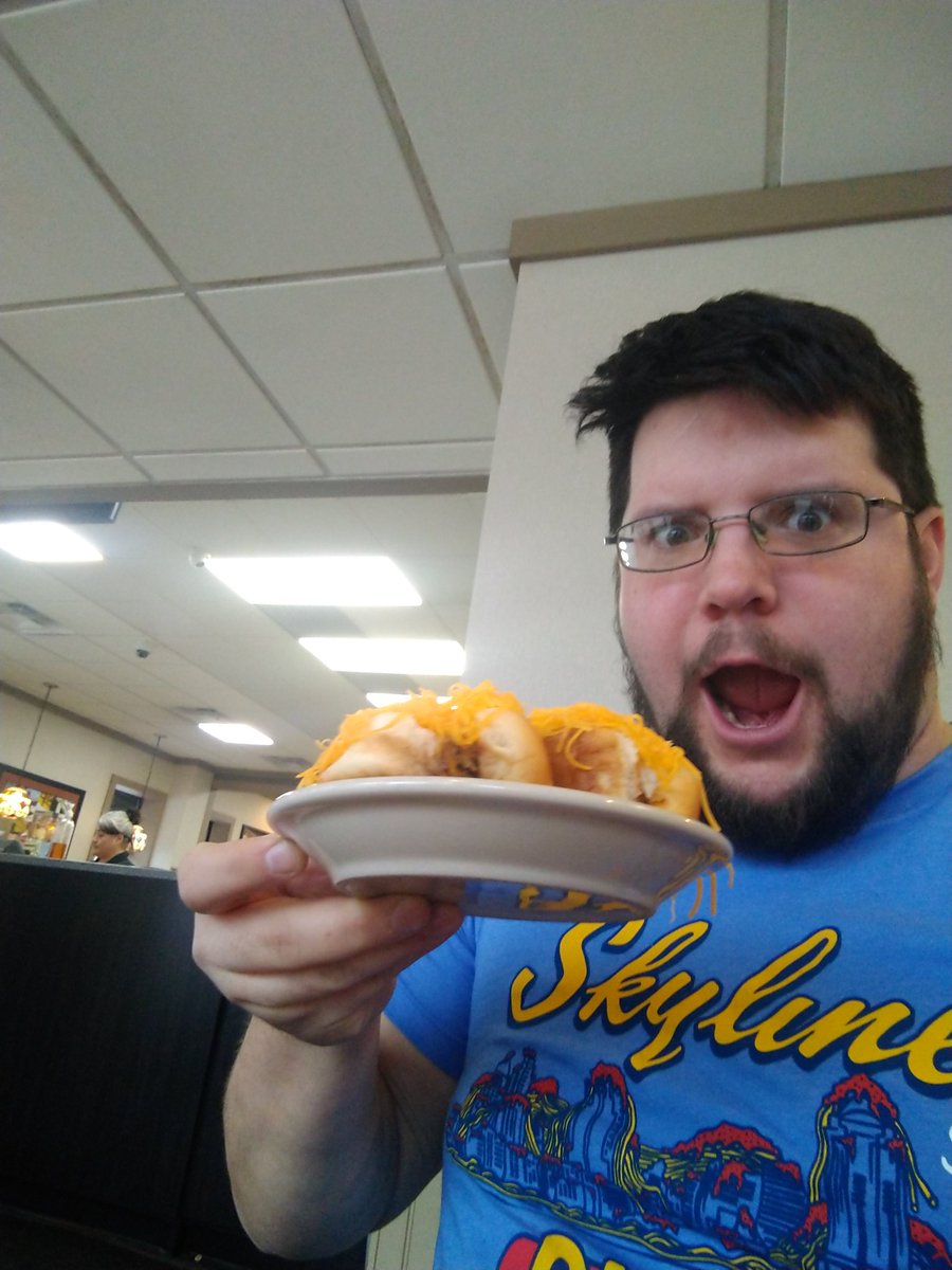 1kConey's tweet photo. Happy National Chili day everyone. Enjoying lunch with the older brother #Twitterlessmichael and @Arie_Lane_  at the Clifton location! Always top notch service and tastes. #NationalChiliDay #SkylinePartner #ItsSkylineTime https://t.co/nl5kE1LxmP