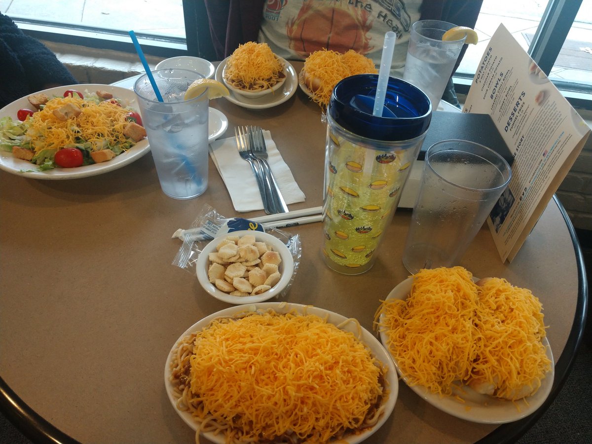 1kConey's tweet photo. Happy National Chili day everyone. Enjoying lunch with the older brother #Twitterlessmichael and @Arie_Lane_  at the Clifton location! Always top notch service and tastes. #NationalChiliDay #SkylinePartner #ItsSkylineTime https://t.co/nl5kE1LxmP