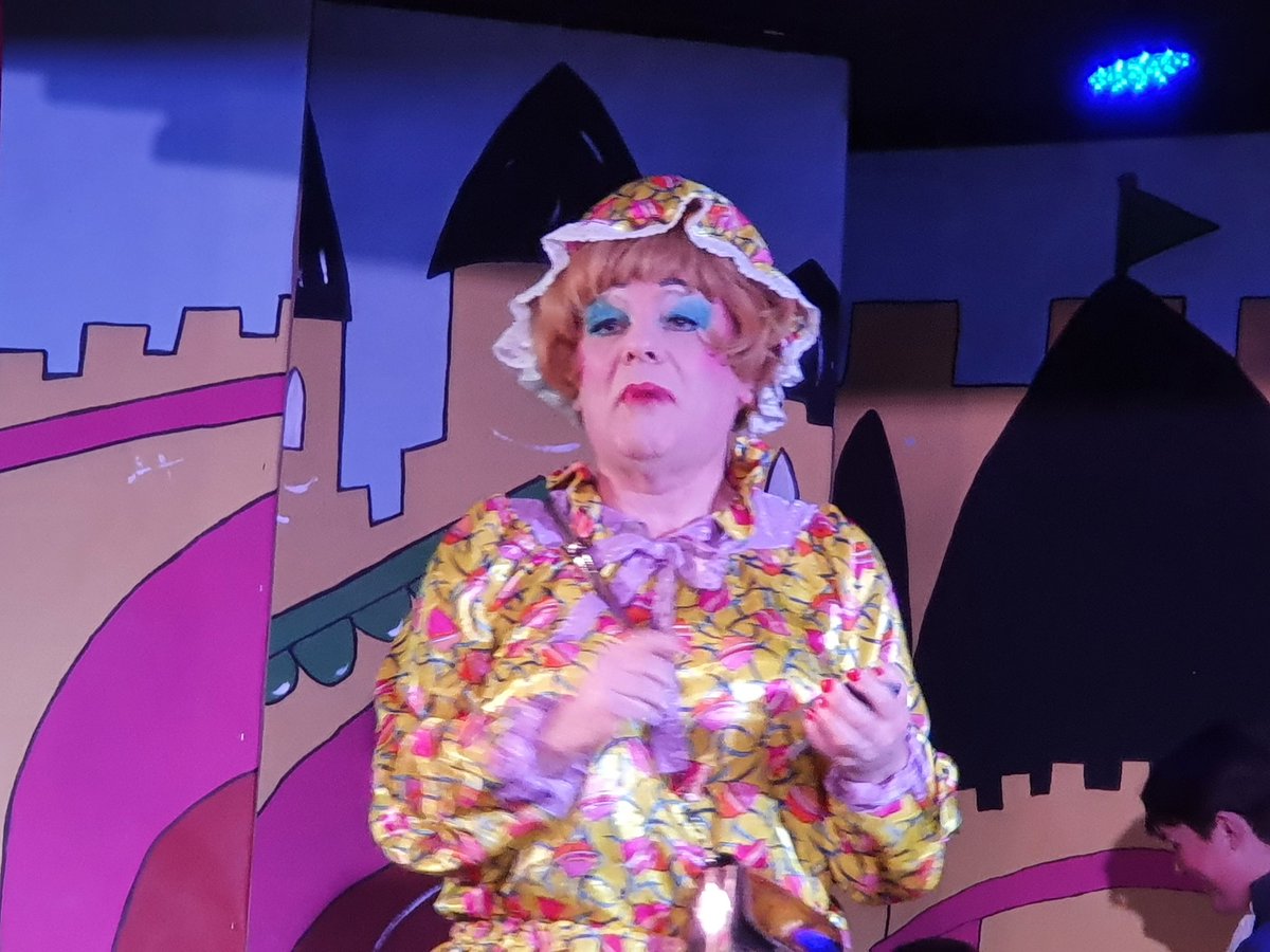 HindLucy's tweet photo. @PannalPanto in full swing this evening....
#behindyou #boo #laughter #alittlebitoffun https://t.co/sKtMG70Ghh