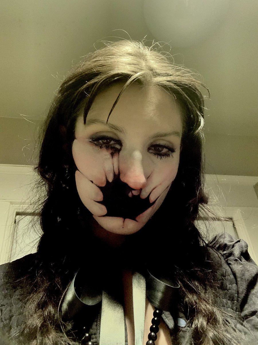 morticianswax's tweet photo. who wants 2 kiss me https://t.co/rn25QEBKUF