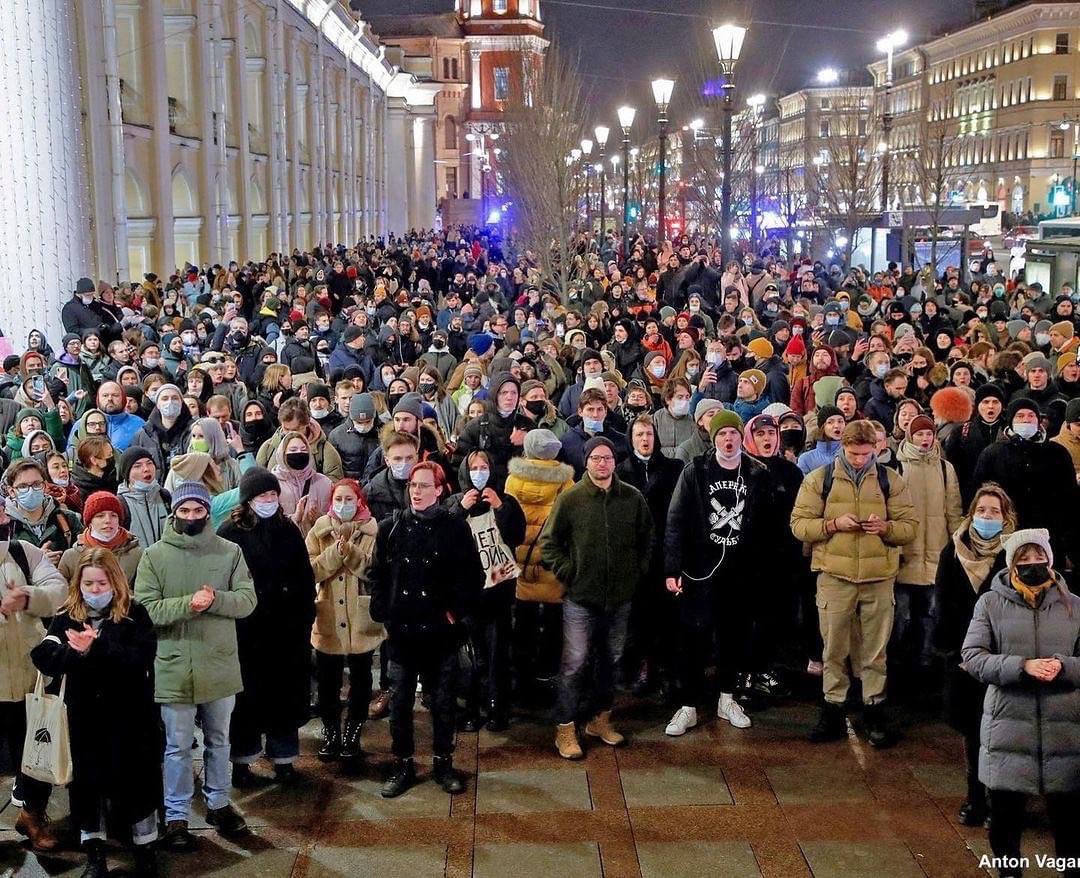 sonic_b12's tweet photo. #GFVIP San Pietroburgo, ora.
L’immagine più bella nel giorno più nero. 
C’è solo da inchinarsi di fronte alla straordinaria dignità e al coraggio del popolo russo che non si piega a Putin e scende in piazza contro la guerra.
Semplicemente commoventi. ❤️ #russia #ucraina https://t.co/aVGzWJQ070
