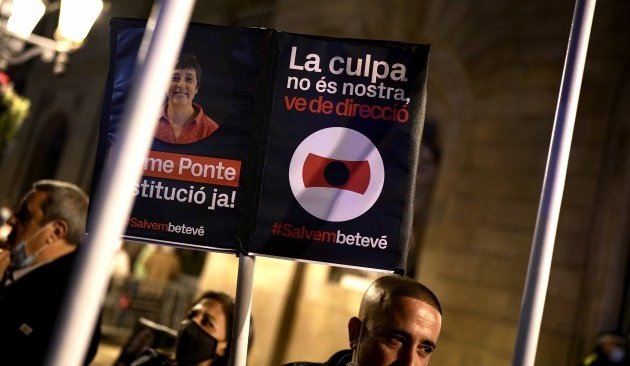 Avui els veïns i veïnes han mostrat tot el suport als treballadors i treballadores de <a href="/SomBTV/">Treballadores i treballadors de betevé</a> en defensa d'una televisió pública de qualitat amb llocs de treball dignes!

Volem uns mitjans 100% públics i no condicionats per la privatització i externalització!

#SalvemBetevé ✊