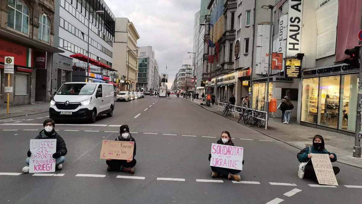 Blockade nahe der Gazprom-Zentrale, am Checkpoint Charlie in Berlin
#StandWithUkraine

Auf den Schildern der Rebels steht u.a. „Gasimporte finanzieren Krieg“ - das war auch vor heute schon fakt.
Nein zum System, das Krieg fördert. Dt. #Energiewende-Verzögerung ist inakzeptabel!
