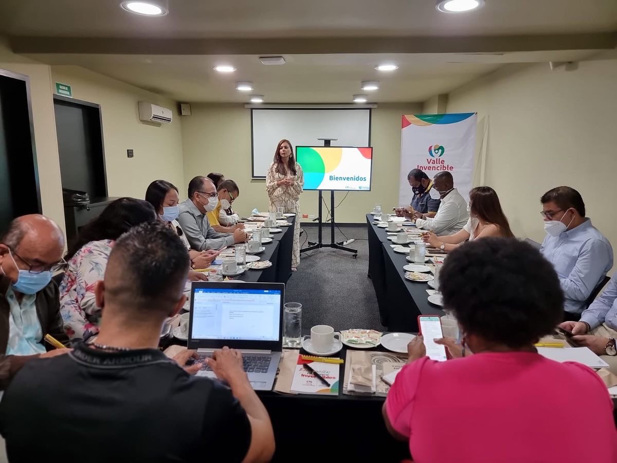 mariluzuluaga's tweet photo. Realizamos jornada de trabajo con directivos del @Sutev_Valle en la que analizamos temas sobre la planta docente, cobertura y calidad educativa entre otros.

@SecEducaValle 
@GobValle https://t.co/pUfN9tLblM