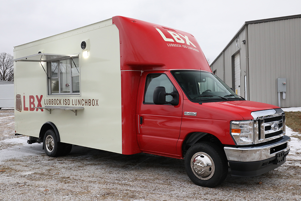 PrestigeFT's tweet photo. Clocking in at 16-feet, this Ford E450 food truck packs a punch despite its smaller size! 🥊 With a fully-stocked kitchen, it’ll be joining the crew at @LubbockISD in Texas.
#schoolnutrition #schoolunch #lunchtruck #foodtruck #mobilekitchen https://t.co/GdKzBpOeki