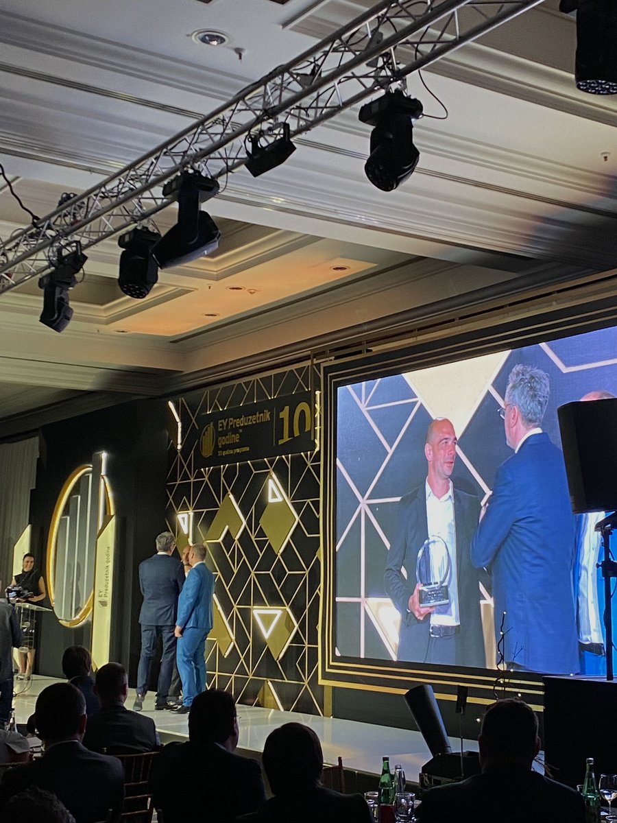 Vuk Popović i Filip Karaičić, ispred kompanije Quantox Technology poneli su priznanje #EYBrzorastući Preduzetnik godine 🥳🥳 ČESTITAMO!!!! 🥳✨✨✨✨
