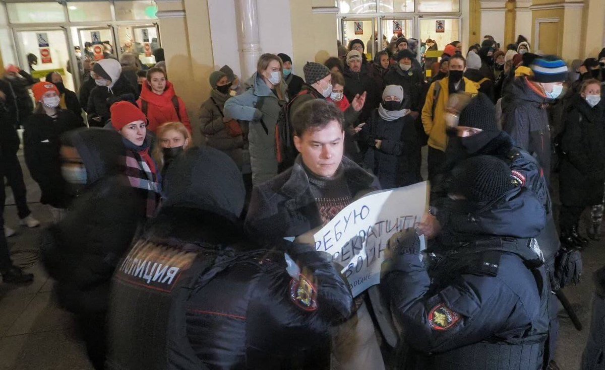 митинг санкт-петербург 01. сирена воздушной тревоги. митинг в спб на гостином дворе. тревога в санкт петербурге. протесты в питере.