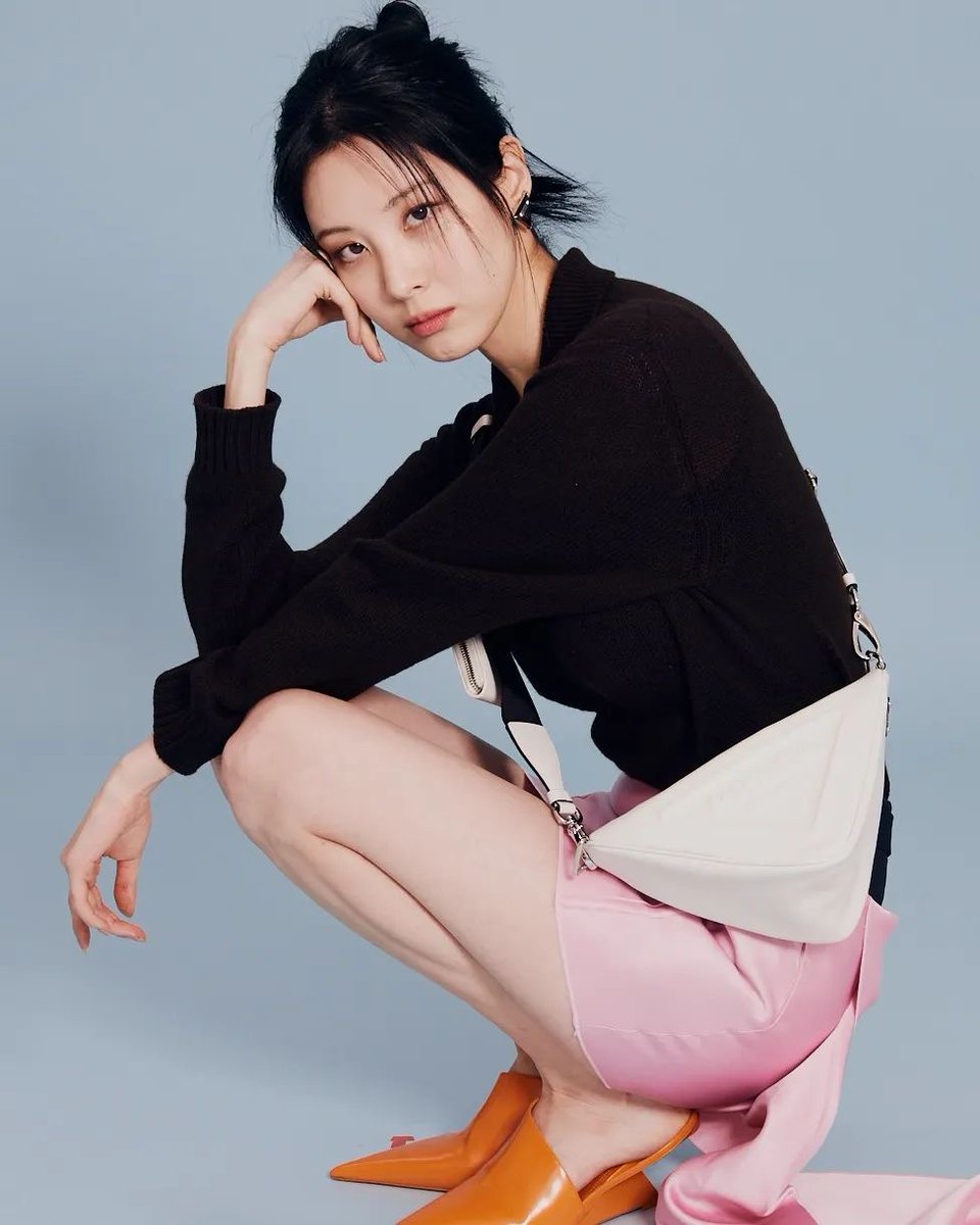 whatseowore's tweet photo. ALL FROM PRADA 
• Cashmere Polo Shirt, $1,790.00.
• Double Satin Miniskirt,$1,850.00.
• Leather Prada Triangle Shoulder Bag, $2,200.00. 
• Brushed Leather Slingback Pumps  $1,150.00.
• Prada Symbole Single Left Earring, $650.00.

#whatseowore #seohyun #서현 ​#서주현 https://t.co/DdswXF8SBN