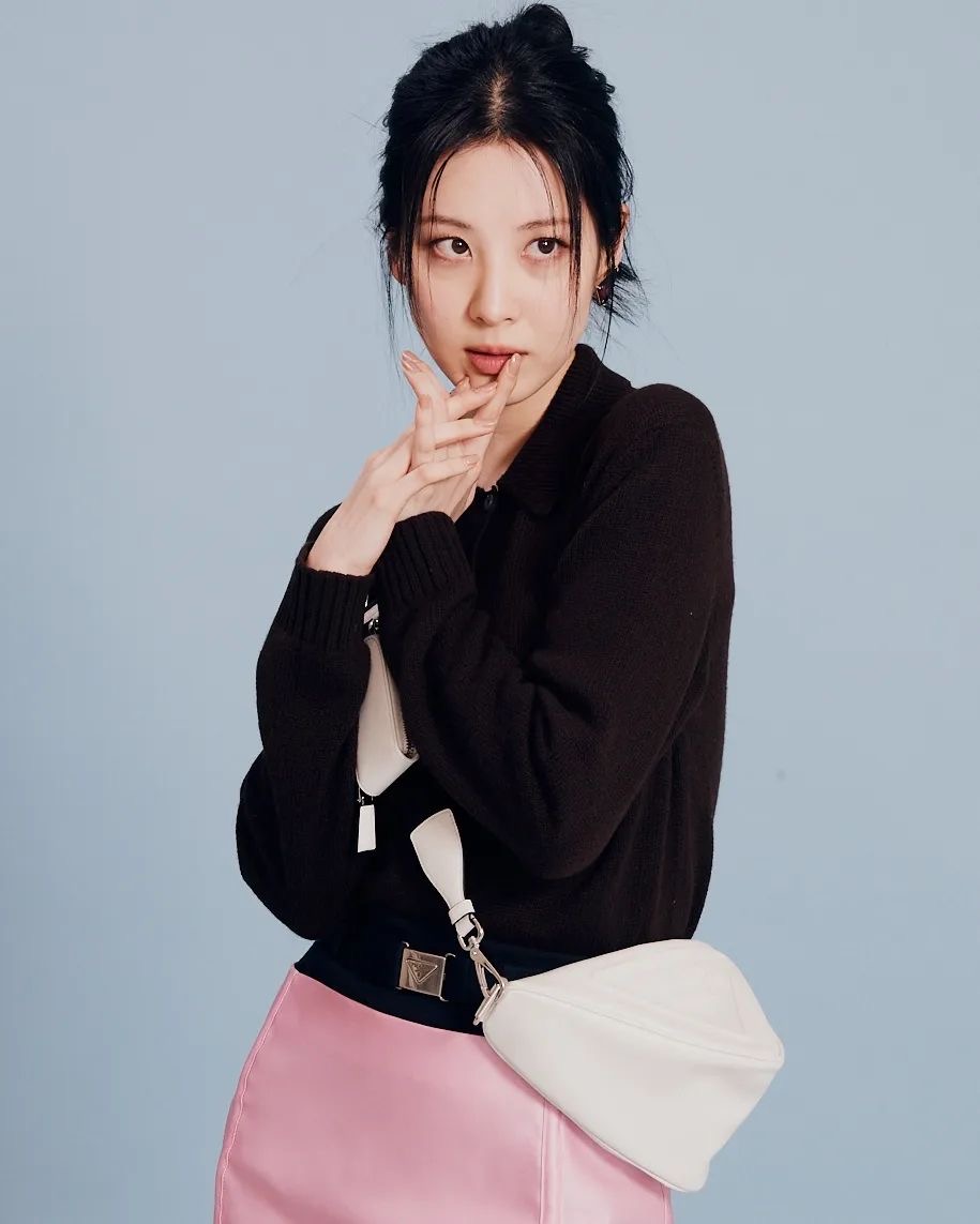 whatseowore's tweet photo. ALL FROM PRADA 
• Cashmere Polo Shirt, $1,790.00.
• Double Satin Miniskirt,$1,850.00.
• Leather Prada Triangle Shoulder Bag, $2,200.00. 
• Brushed Leather Slingback Pumps  $1,150.00.
• Prada Symbole Single Left Earring, $650.00.

#whatseowore #seohyun #서현 ​#서주현 https://t.co/DdswXF8SBN