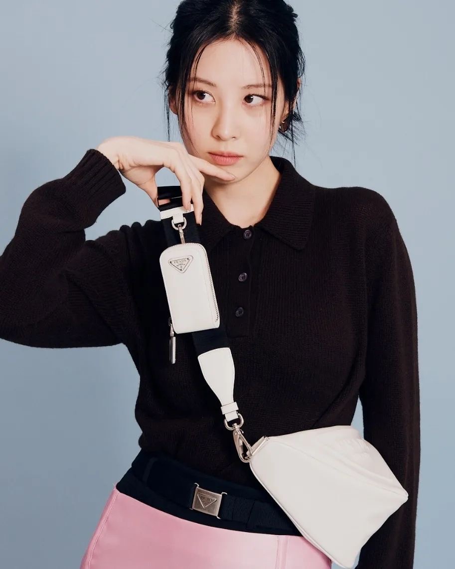 whatseowore's tweet photo. ALL FROM PRADA 
• Cashmere Polo Shirt, $1,790.00.
• Double Satin Miniskirt,$1,850.00.
• Leather Prada Triangle Shoulder Bag, $2,200.00. 
• Brushed Leather Slingback Pumps  $1,150.00.
• Prada Symbole Single Left Earring, $650.00.

#whatseowore #seohyun #서현 ​#서주현 https://t.co/DdswXF8SBN