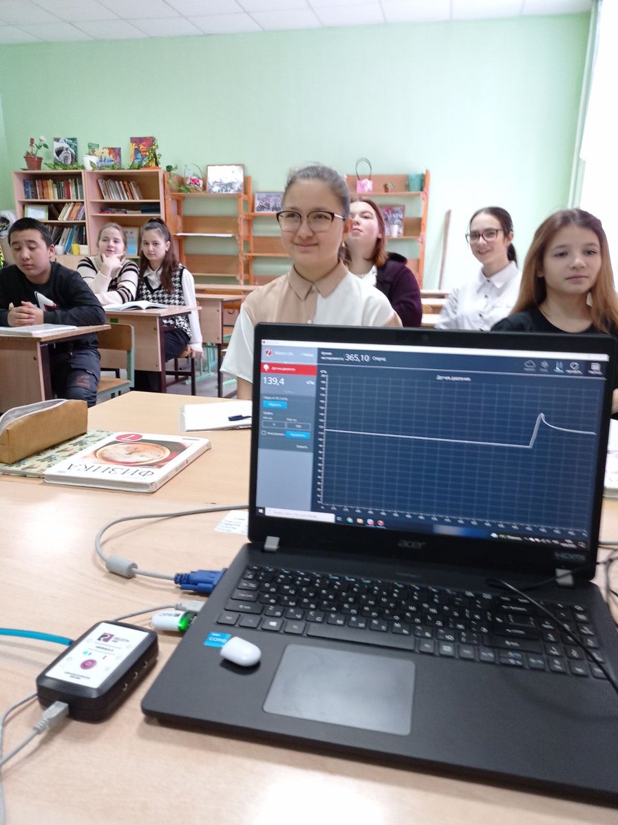 sub_elena's tweet photo. используя комплект цифровой физической лаборатории. Это позволило подойти к изучению курса физики и подготовке к ЕГЭ и ОГЭ на более качественном уровне. https://t.co/K3gpTpLG22