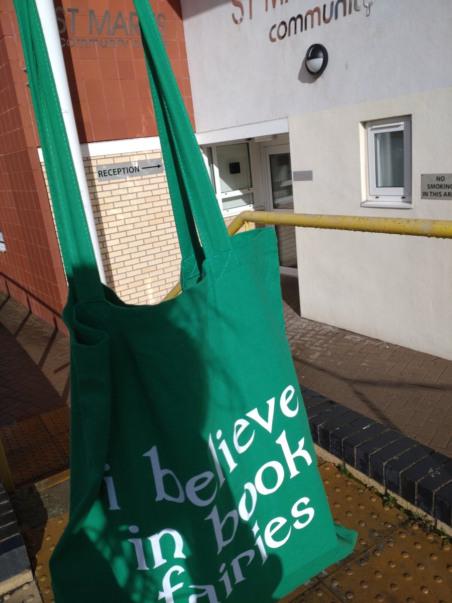 @the_bookfairies braved the hail to leave a copy of @LV_matthews The Twins at @PontefractReads free
Pop Up at St Mary's. This most addictive and gripping psychological thriller was taken by a brave reader.
@welbeckpublish
#ibelieveinbookfairies  #TBFTwins #richardandjudybookclub