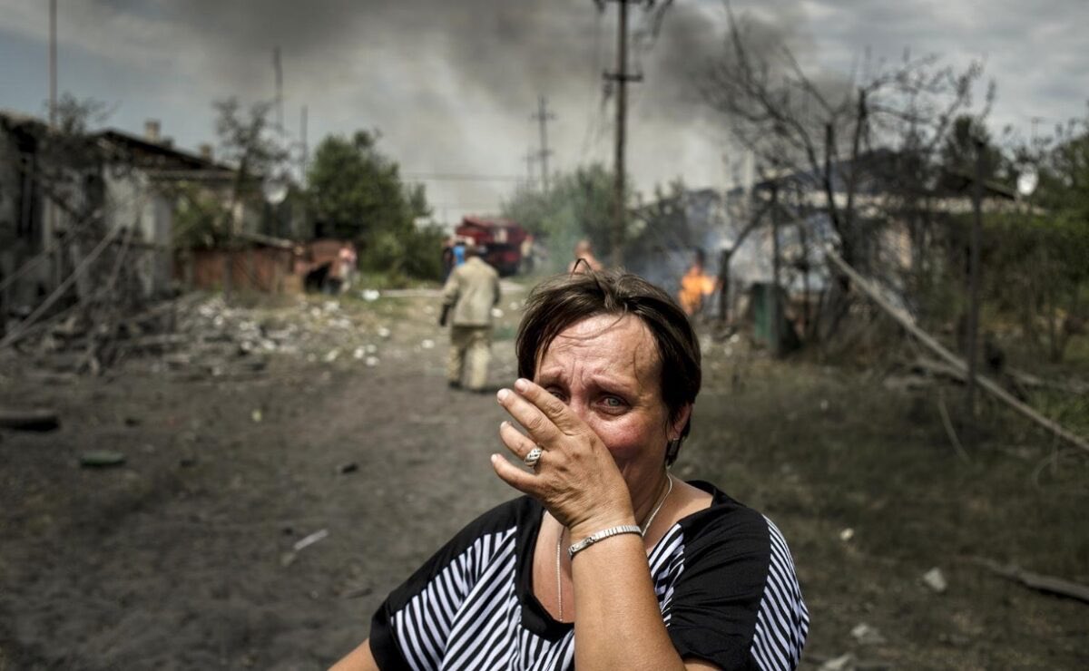 Я ненавижу насилие, для меня все равны - украинцы, русские, американцы… . 8 лет людей убивают и лишают их дома, мы все привыкли к этому, как к обыденности, ведь это где-то там. Легко сейчас обвинять, сидя дома в тепле, а представьте себя живущими в ЛНР и ДНР! Не хотите?!То-то же