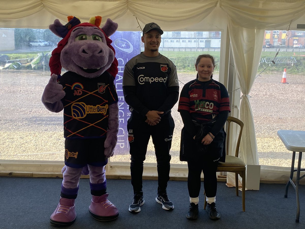 DRA_Community's tweet photo. Some of our Girls enjoyed a special pic at the end of our @TataSteelUK Girls Rugby Camp @rodneyparade with Dragons star @ashton_hewitt & Anwen @Rodney_Anwen #GirlsofGwent #GirlsofSteel #DragonsFamily https://t.co/YuM2HlktGY