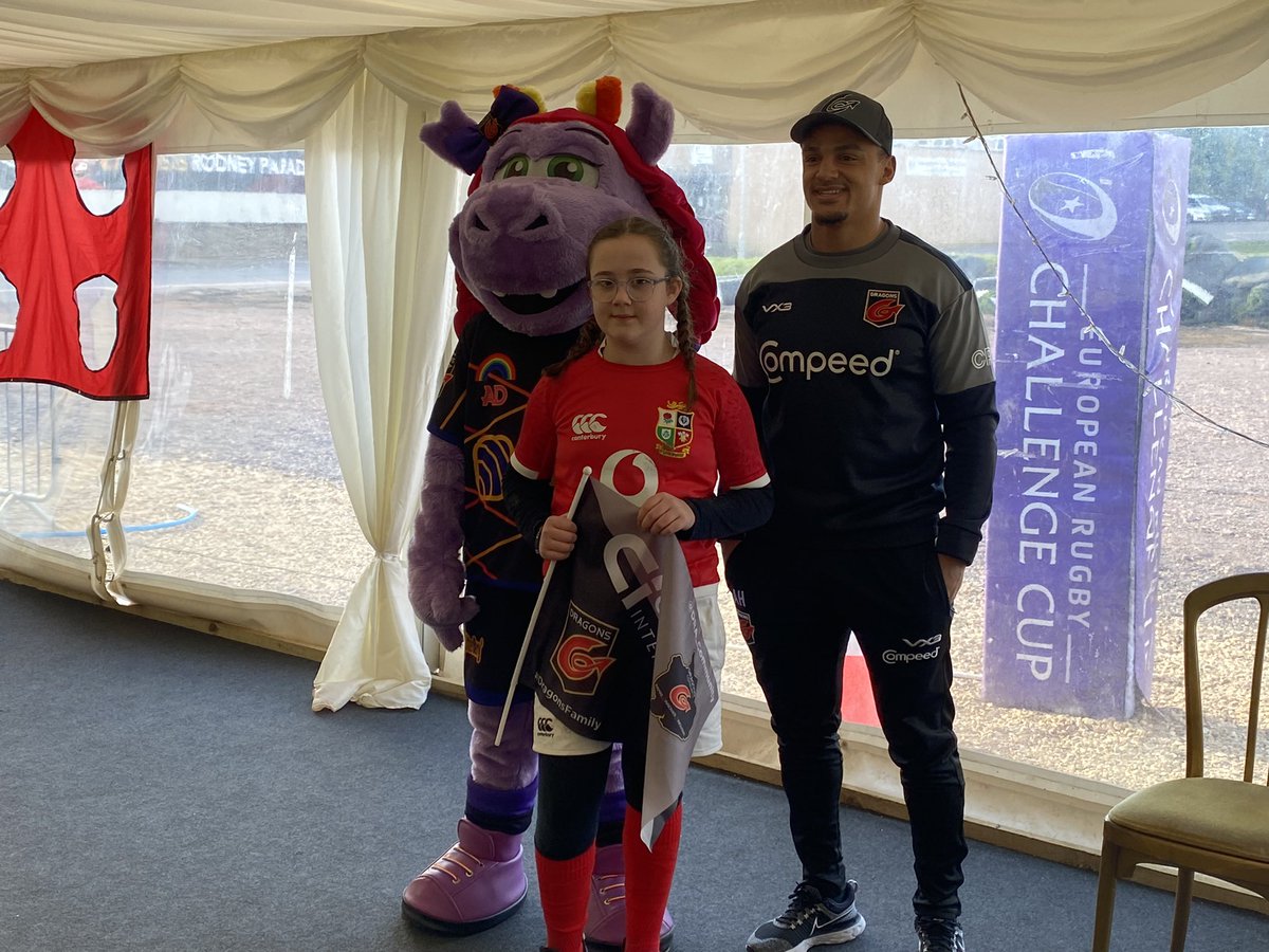 DRA_Community's tweet photo. Some of our Girls enjoyed a special pic at the end of our @TataSteelUK Girls Rugby Camp @rodneyparade with Dragons star @ashton_hewitt & Anwen @Rodney_Anwen #GirlsofGwent #GirlsofSteel #DragonsFamily https://t.co/YuM2HlktGY