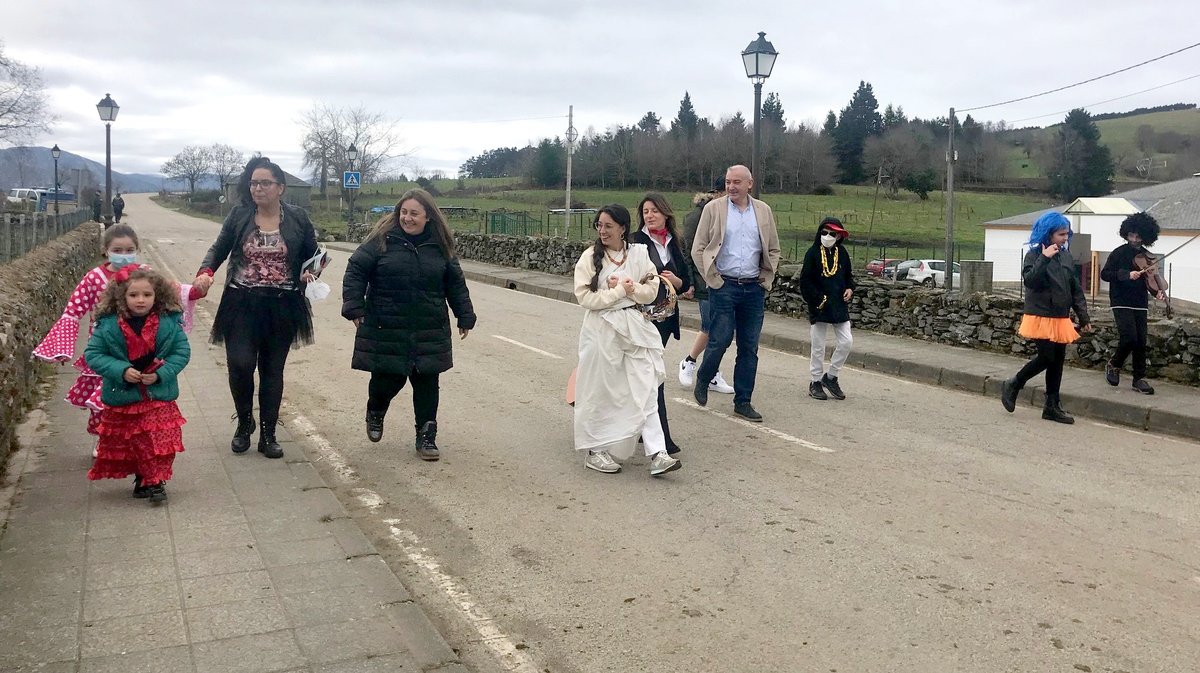 GobAsturias's tweet photo. ‍👩‍🏫👨‍🎓La consejera de Educación, @lydiaespina, ha visitado el #CPBerducedo y el #CPEB de #PolaDeAllande, acompañada por el alcalde de #Allande, José Antonio Mesa, con quien ha recorrido  el pueblo de #Berducedo con el alumnado que ha celebrado el #Carnaval pidiendo el aguinaldo https://t.co/W5ZODrZbg0
