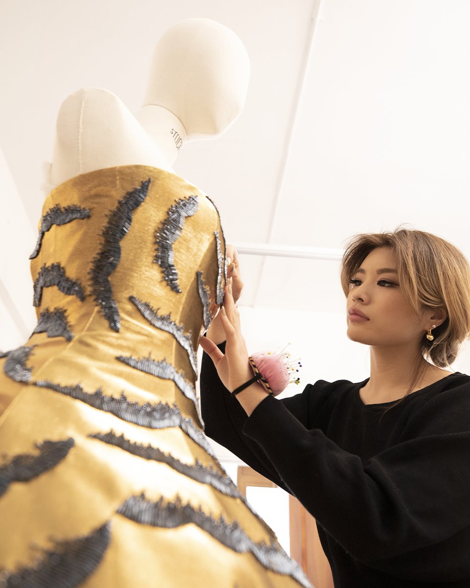 dolcegabbana's tweet image. Miss Sohee grew up watching her grandmother work on beautiful traditional embroideries. Artisanal methods, attention to detail and a love for #FattoAMano define her new collection, fully supported by #DolceGabbana, currently showcasing at Saloni Alta Sartoria.

#DGxMissSohee