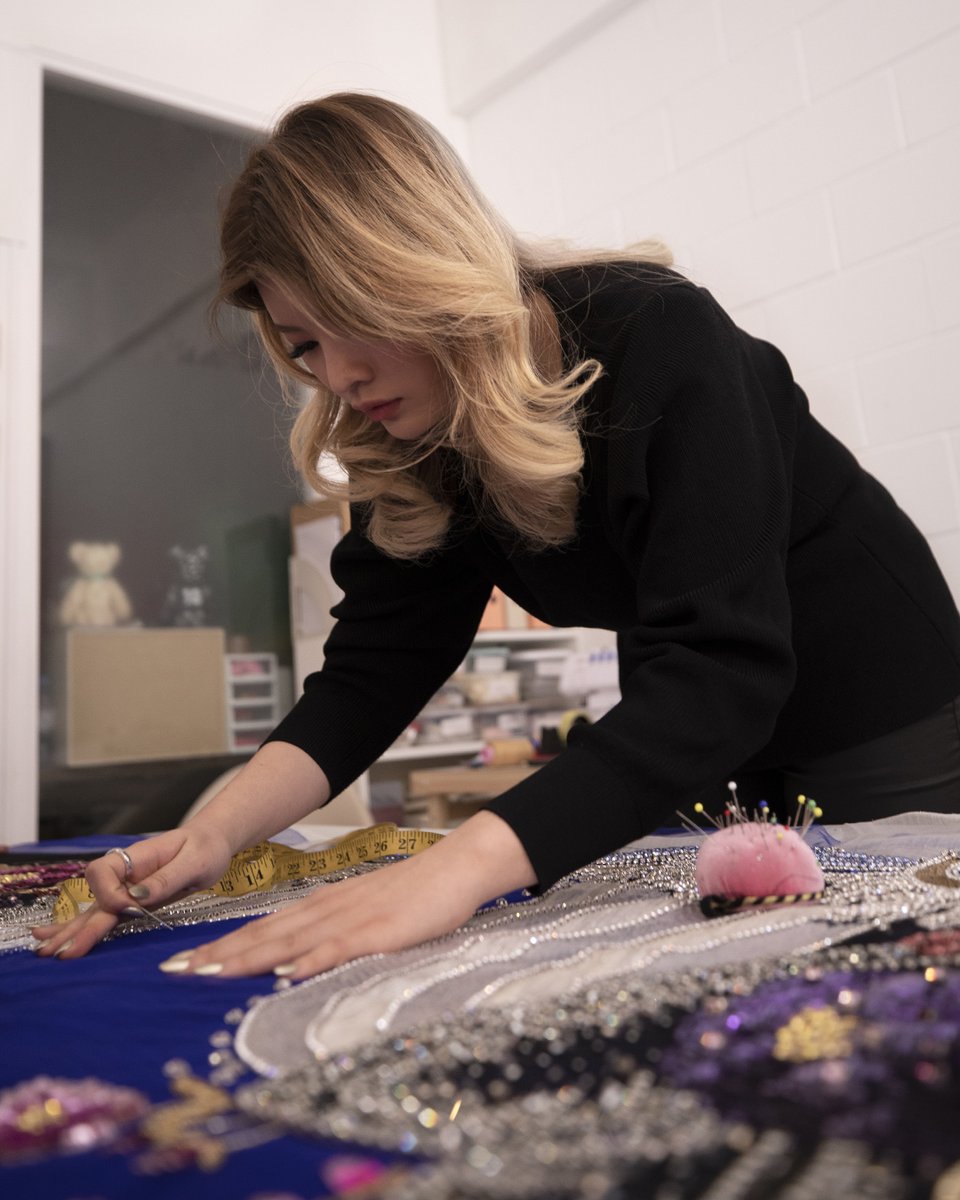 dolcegabbana's tweet image. Miss Sohee grew up watching her grandmother work on beautiful traditional embroideries. Artisanal methods, attention to detail and a love for #FattoAMano define her new collection, fully supported by #DolceGabbana, currently showcasing at Saloni Alta Sartoria.

#DGxMissSohee