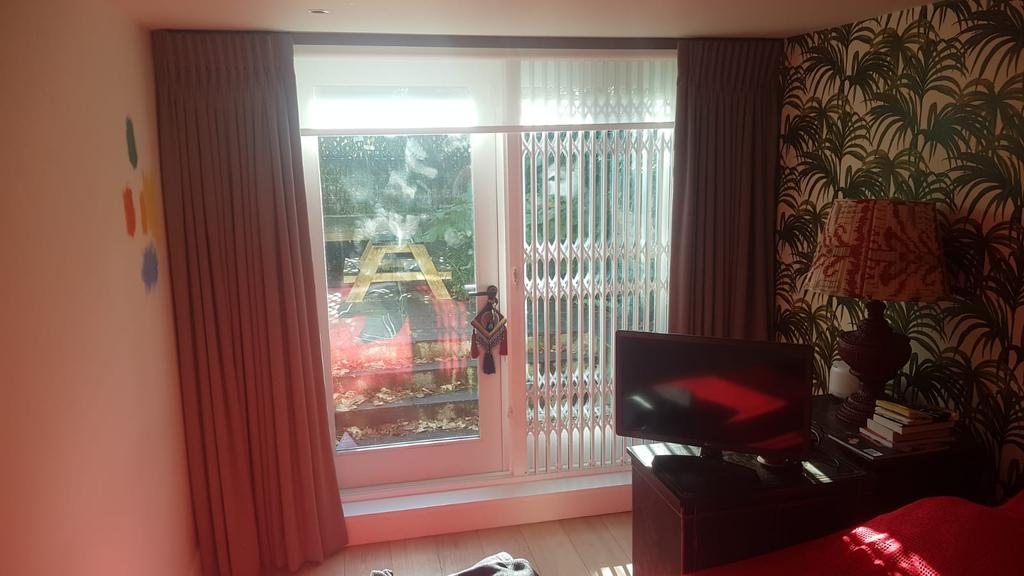 IKSLocksmiths's tweet image. Basement bedroom security in West London. 
Collapsible security grilles in the S style design stacked to the right in the open position to allow clear access to the door on the left leading to the garden.
#basementsecurity #burglaryprevention #securitygrilles #retractablegrilles