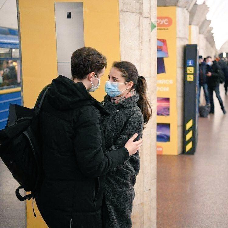 AllMosh's tweet photo. Pareja despidiéndose en una estación de trenes de Ucrania, Kiev. 
#TerceraGuerraMundial https://t.co/Vm8sjzHun3