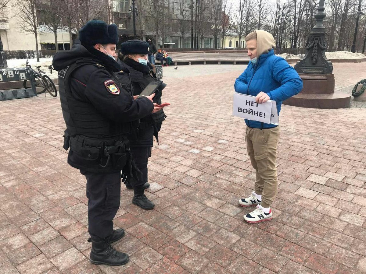 Партия против войны. Одиночный пикет полиция. Одиночные пикеты в Москве. Полиция на Пушкинской площади. Одиночный пикет против войны.
