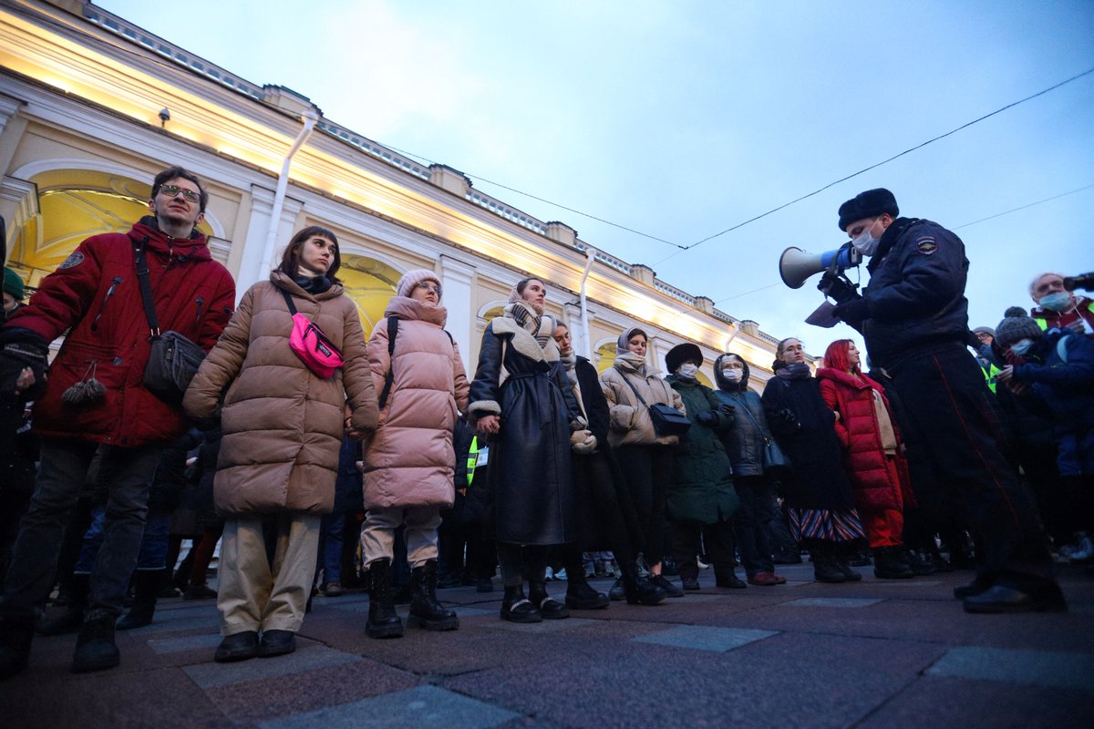 Russians join anti-war protests as prominent artists and journalists reject Putin's claims cbsn.ws/3Ii990J