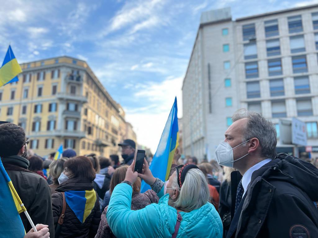 Il conflitto tra #Russia e #Ucraina è figlio delle nostre debolezze passate. Dobbiamo essere uniti, perché siamo economicamente più forti. È necessario difendere la #democrazia con tutte le nostre forze con una reazione seria e coordinata. #RussiaUkraineConflict