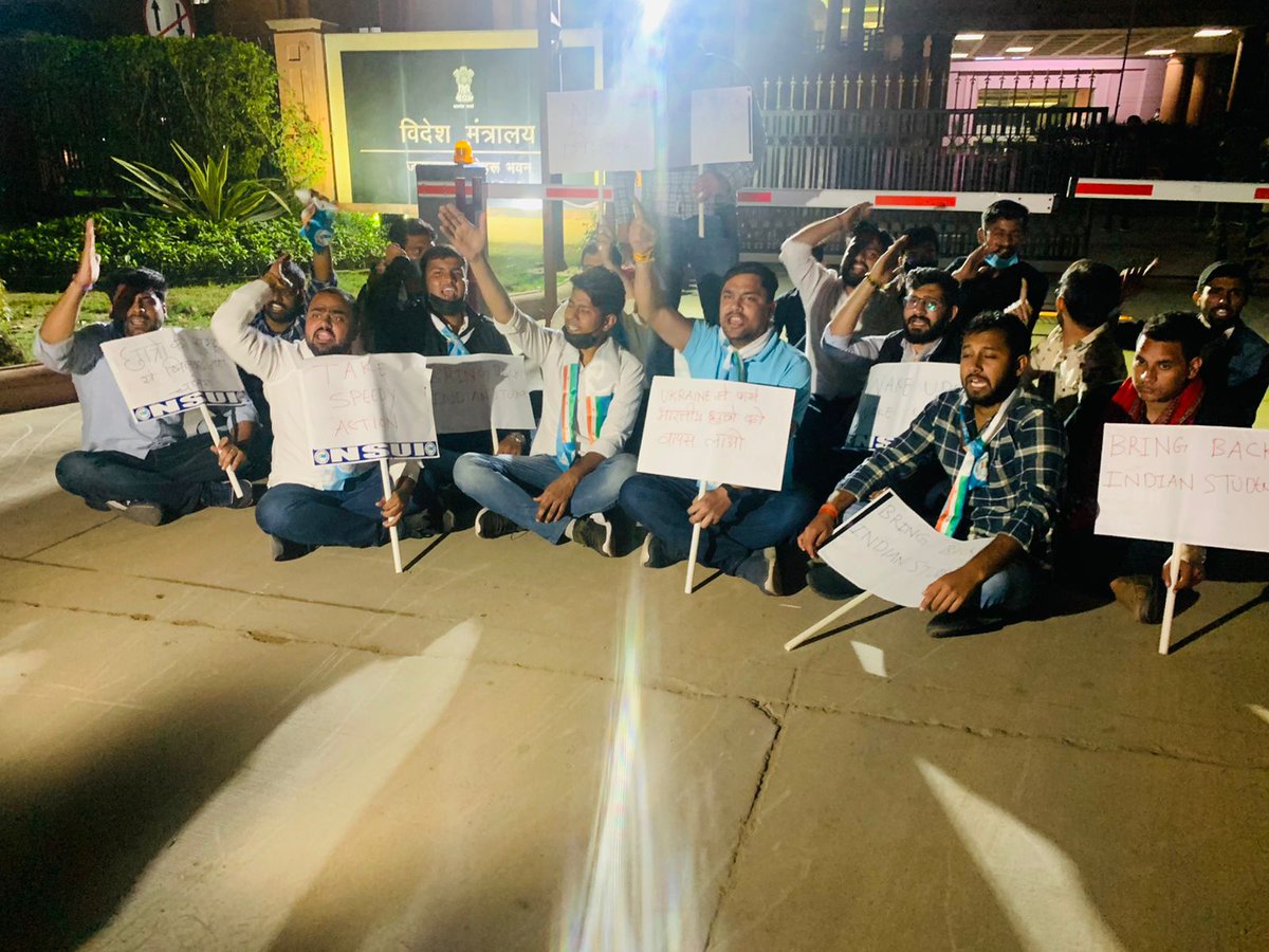 NSUIDelhi's tweet photo. चाहे परीक्षा से जुड़ी हो, फीस में छूट हो, रोजगार के मुद्दे हों, NSUI एक मात्र संगठन है जो देश में छात्रों के लिए संघर्ष कर रही है।
आज @NSUIDelhi ने यूक्रेन से भारतीय छात्रों को सुरक्षित और शीघ्र वापस लाने की मांग को लेकर विदेश मंत्रालय के कार्यालय के बाहर विरोध प्रदर्शन किया। https://t.co/MnP5GXSgja